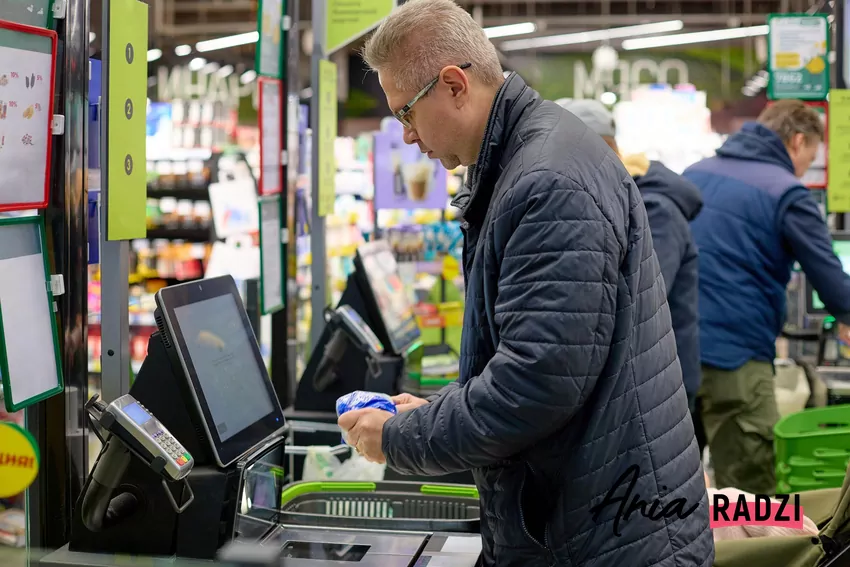 Mężczyzna skanuje produkty