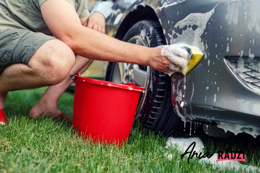 Mycie samochodu przed domem