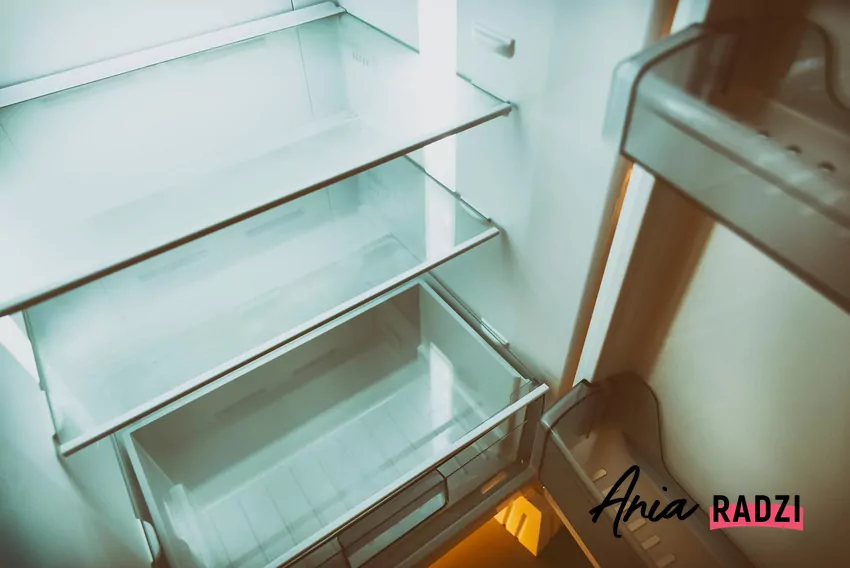 Wykładanie półek lodówki folią aluminiową