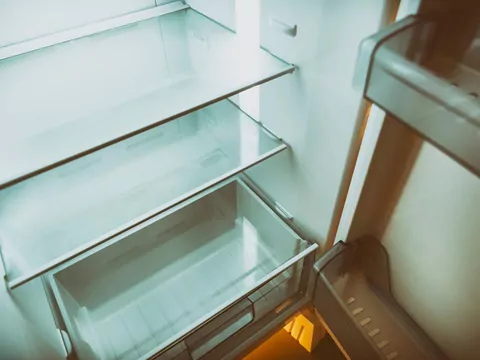 Wykładanie półek lodówki folią aluminiową