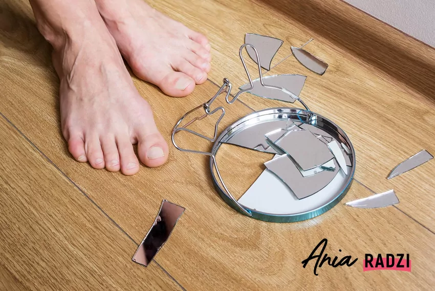 Niewłaściwa segregacja szkła jest bardzo problematyczna Pobite lustro