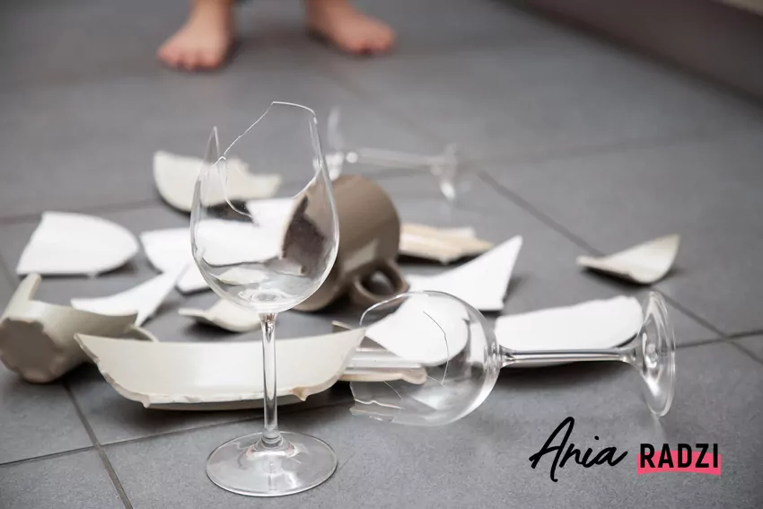 Lustra i szklanki nie mogą trafić do zielonego pojemnika Zbite kieliszki