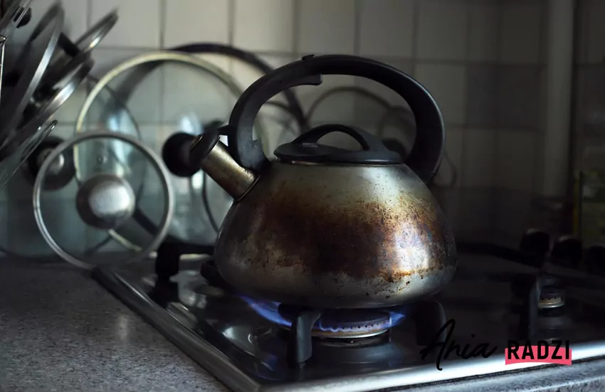 Warto wiedzieć, jak dbać o czajnik, aby zabrudzenia nie gromadziły się tak intensywnie Rdzawy czajnik na kuchence