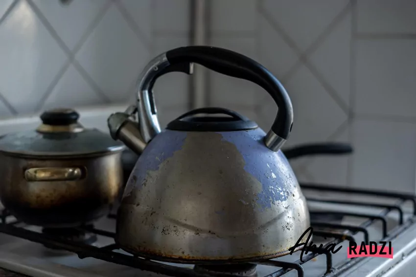 Czajniki wykonywane z metalu różnią się między sobą odpornością na przebarwienia Stary czajnik