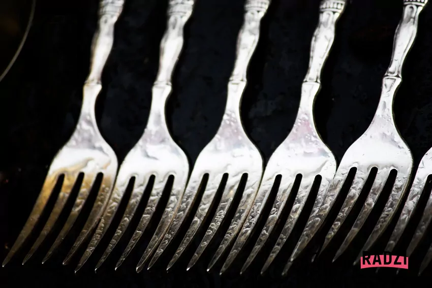 Aby sztućce nie matowiały tak szybko, warto stosować kilka prostych nawyków Widelce ułożone w szeregu