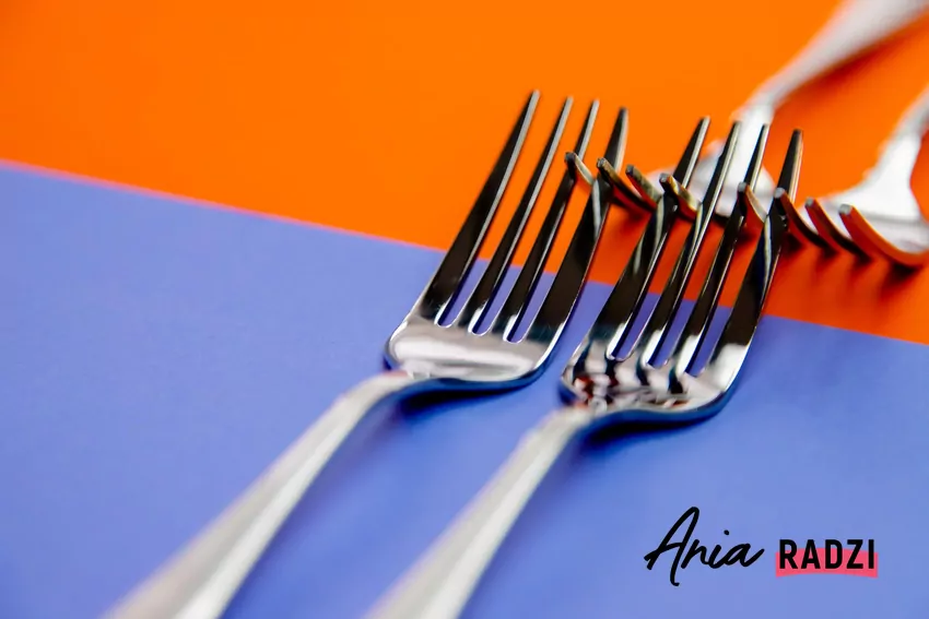 Sztućce najlepiej trzymać w suchym miejscu, w oddzielnych komorach lub przekładane materiałem Ułożone widelce