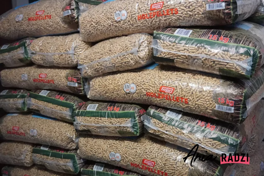 Polacy mogą kupić pellet w sklepach wielkopowierzchniowych, na lokalnych składach, a także bezpośrednio u producenta pellet drzewny w workach