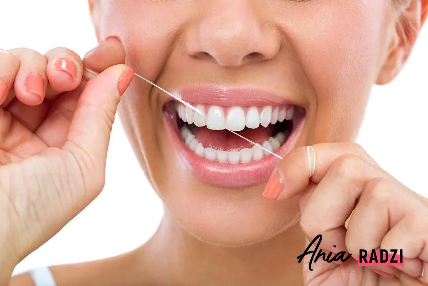 Kobieta czyści zęby