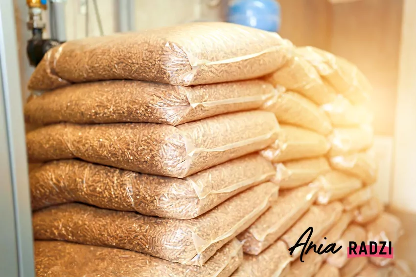 Pellet drzewny jest wytwarzany z litego drewna bez zanieczyszczeń chemicznych Pellet umożliwia automatyzację procesu grzewczego