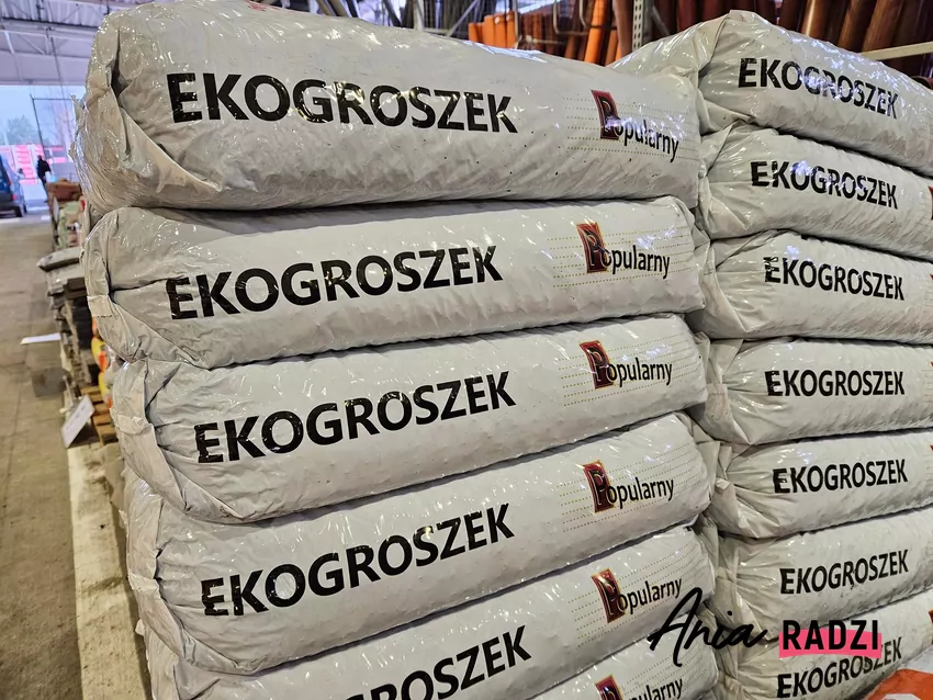 Chociaż w nazwie ma eko, jest to forma węgla w niewielkich kawałkach Ekogroszek nie jest paliwem odnawialnym i jego rola wyraźnie się kończy