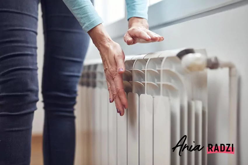 Kobieta grzeje ręce