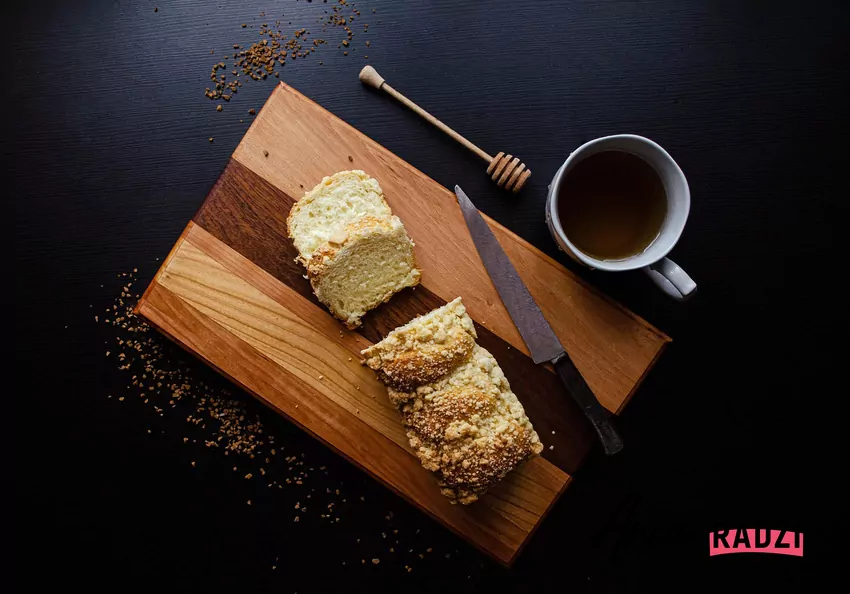 Drewniana deska z ciastem