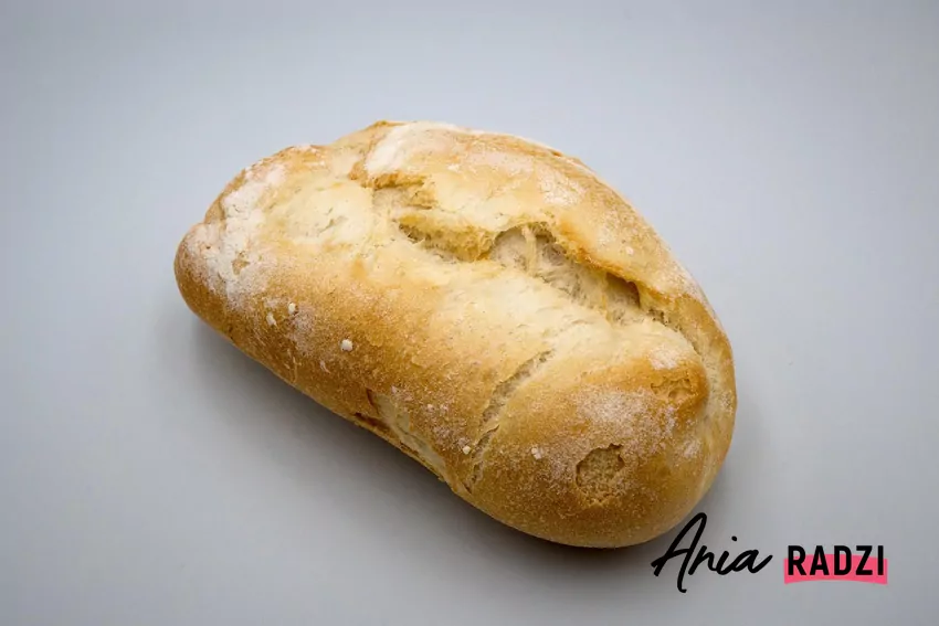 Czerstwe pieczywo dobrze nadaje się na grzanki, tosty czy zapiekanki Czerstwa bułka