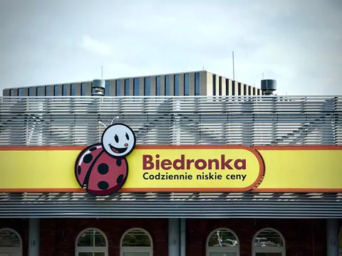 Promocja na koc z rękawami w Biedronce