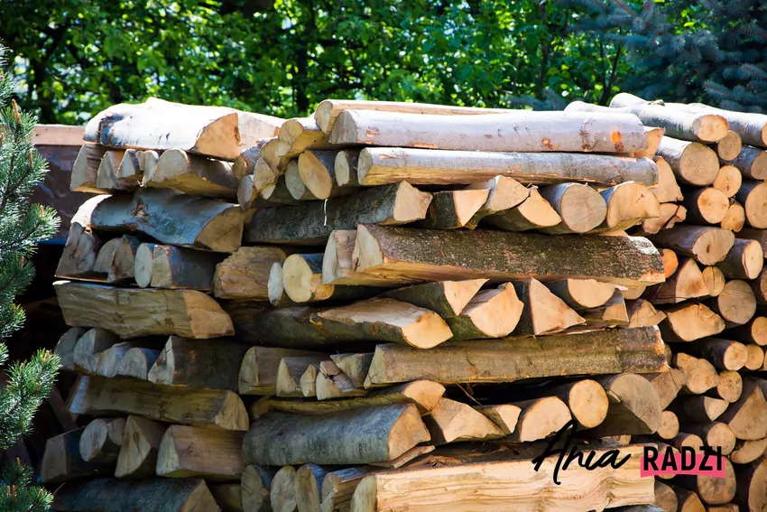 drewno układane na krzyż