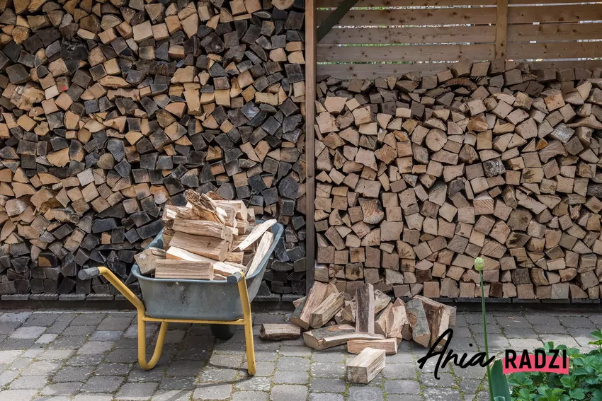 Drewno opałowe poukładane