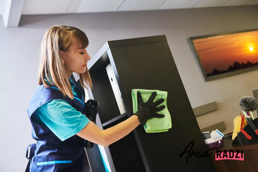 Im częściej usuwasz pył, tym mniej gromadzi się go w powietrzu Kobieta wyciera szadkę