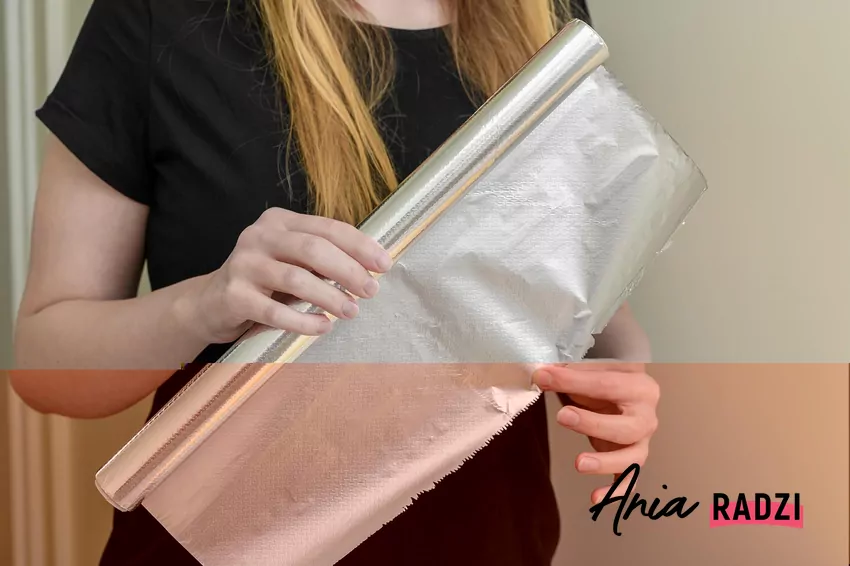 Obok gotowych ekranów popularnością cieszy się także domowy sposób z wykorzystaniem zwykłej folii aluminiowej Kobieta trzyma folie aluminiową