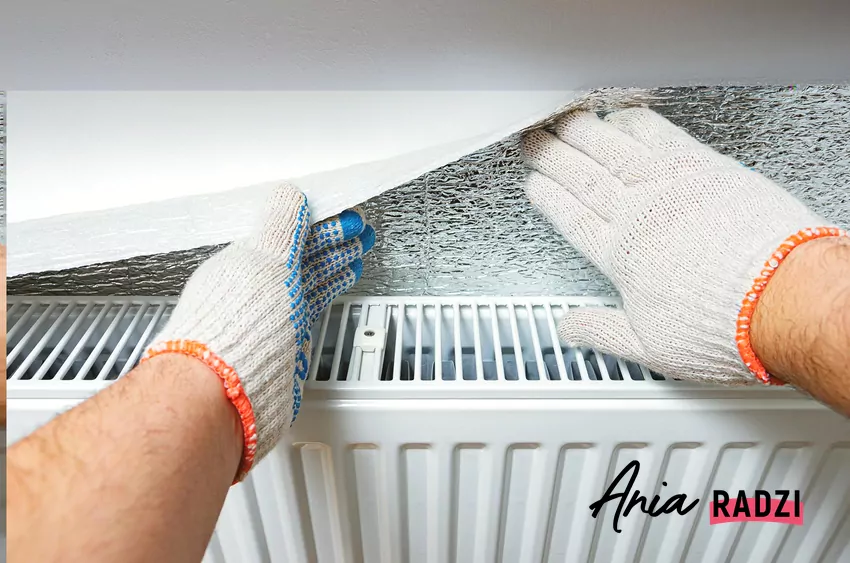 Największe efekty można zauważyć w budynkach starszego typu, gdzie ściany za grzejnikami są zimne i nieocieplone Montaż ekranu zagrzejnikowego