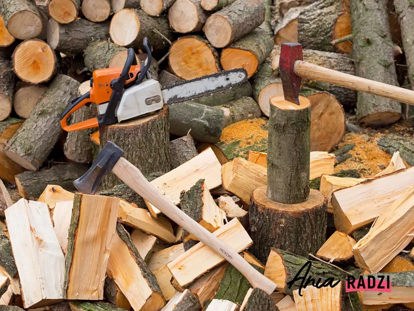 Łupanie wałków można wykonać siekierą lub młotem z klinem