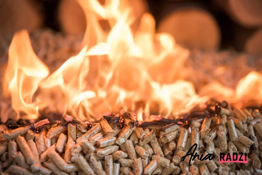 Czysty pellet pozostawia szary, sypki popiół palący się pellet drzewny