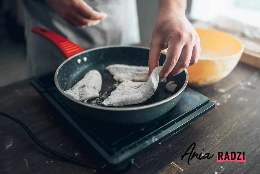 Po smażeniu warto otworzyć okna w całym mieszkaniu i zrobić krótki przeciąg Smażenie filetów rybnych