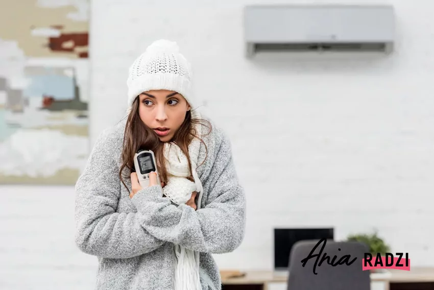 Kobieta w czapce przy klimatyzacji