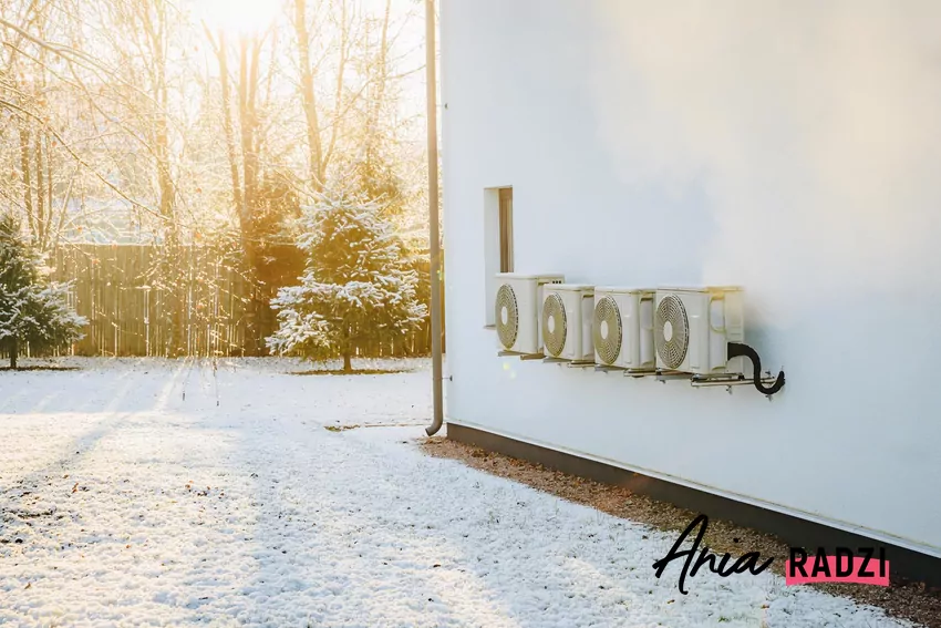Zewnętrzne jednostki na zewnątrz budynku podczas zimy
