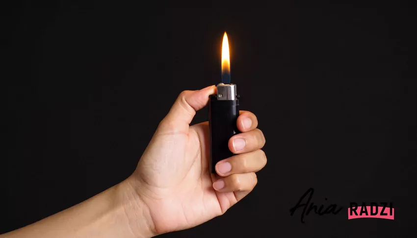 zapalniczka w dłoni