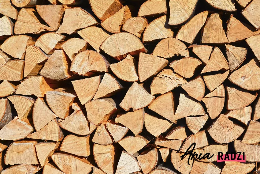 Drewno opałowe pocięte i połupane na drobne szczapy musi wyschnąć do poziomu poniżej 20%