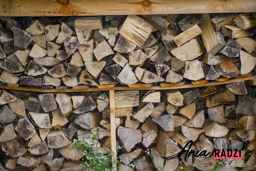 sezonowanie drewna kominkowego