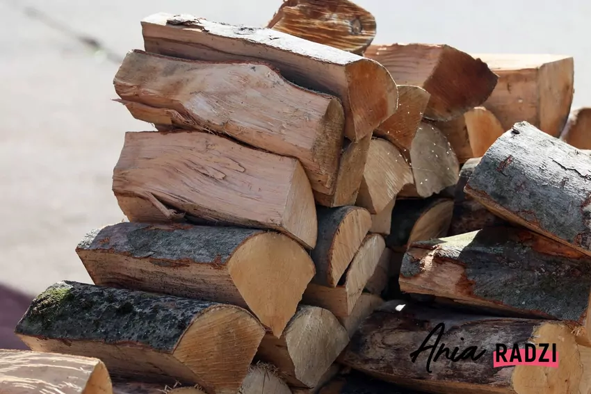 drewno kominkowe gotowe do spalenia
