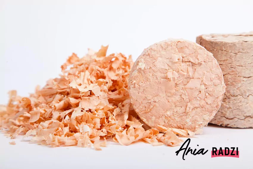 brykiet z trocin na białym tle