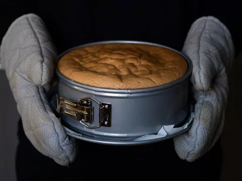 Wyjmowanie ciasta z formy