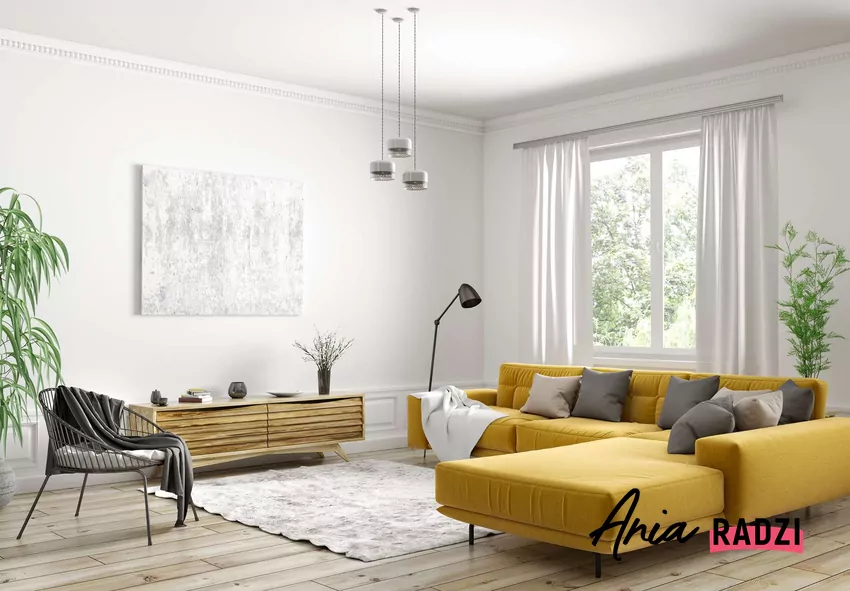 Nowoczesny salon z jasnymi ścianami i musztardową sofą