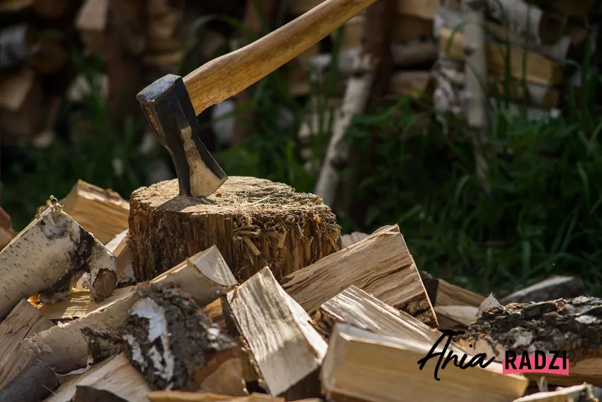 Porąbane drewno opałowe Rąbanie drewna na opał