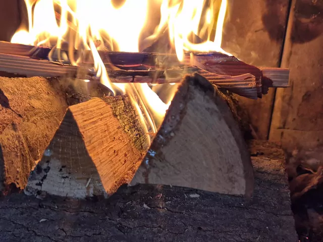 Płaczące drewno w kominku