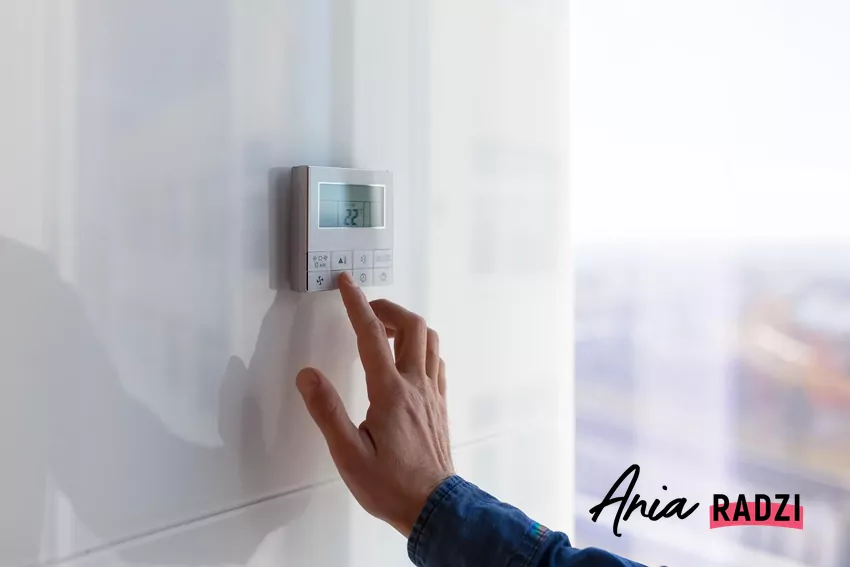 W salonie, w którym spędzamy dużo czasu na odpoczynku i codziennych aktywnościach, najlepiej sprawdzają się wartości między 20 a 22°C Ustawianie temperatury na termostacie