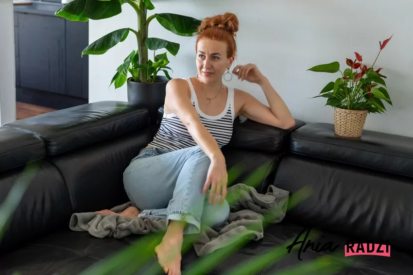 Ponad połowa Polaków przegrzewa swoje mieszkania Kobieta w salonie