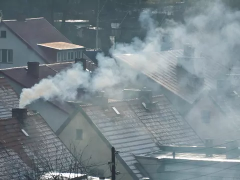 Dlaczego w domu czuć dym?