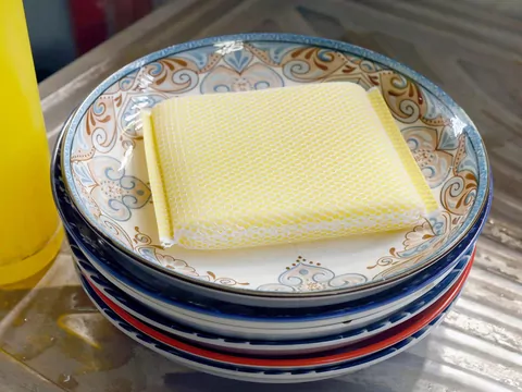 Prawidłowe wyrzucanie gąbki do naczyń