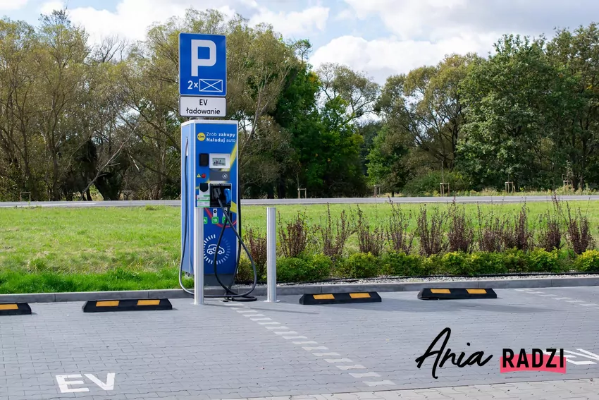 Parking pod Lidlem i stacje ładowania pojazdów