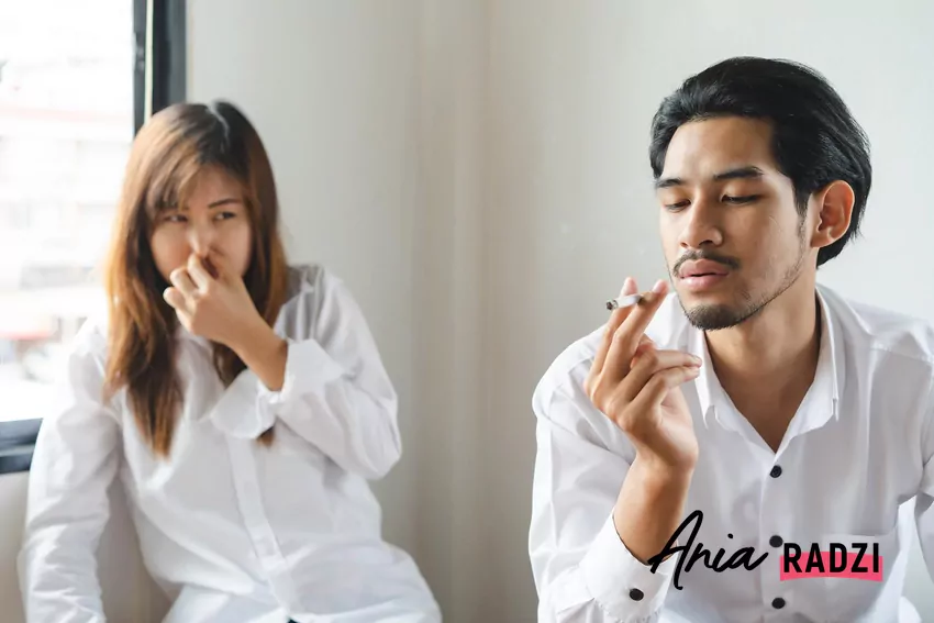 Domowe sposoby często okazują się skuteczniejsze niż gotowe środki Mężczyzna pali papierosa