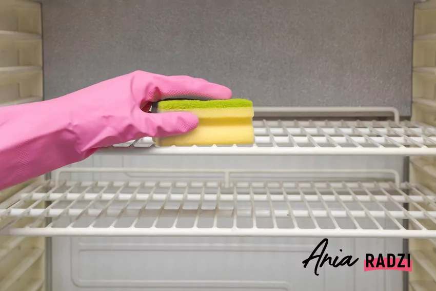 Trik z gąbką nie eliminuje potrzeby prawidłowego przechowywania jedzenia, ale doskonale je uzupełnia Gąbka w lodówce