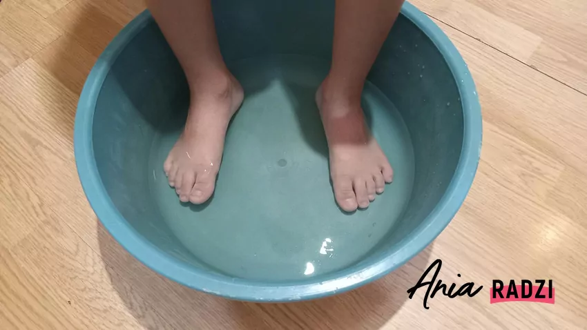 Stopy w misce