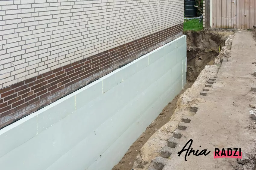 Izolacja ścian piwnicy jest najłatwiejsza do wykonania, ale nie przynosi zbyt dużych korzyści