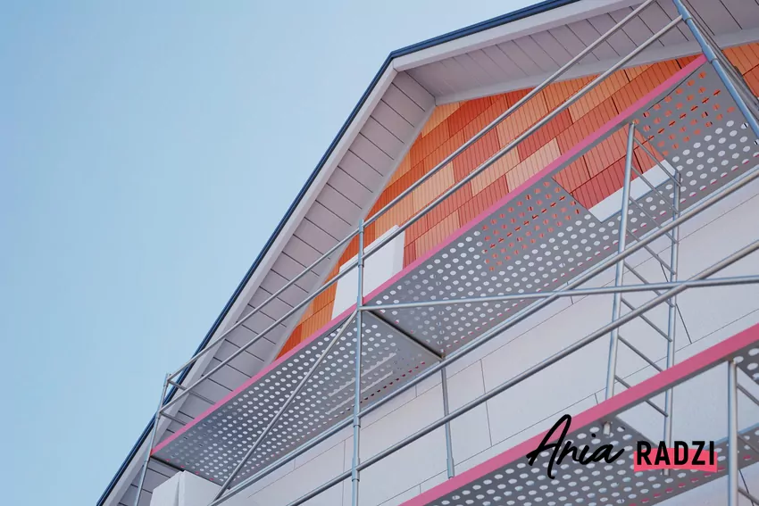 Rusztowanie przy budynku i styropian na ścianie zewnętrznej