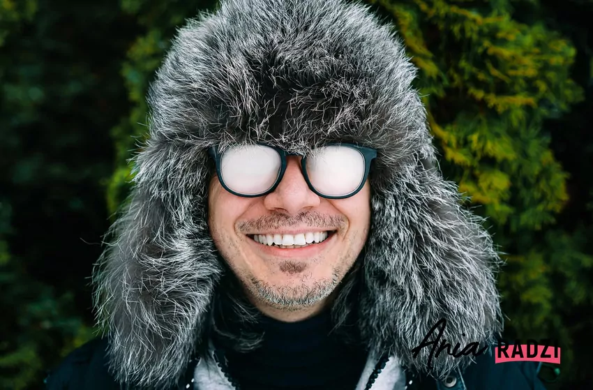 Mężczyzna w zaparowanych okularach