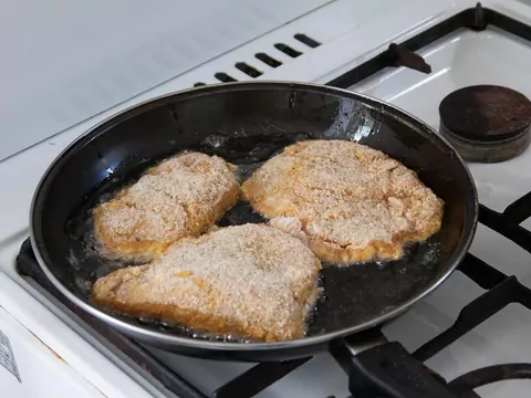 Sposób na pryskanie oleju z patelni