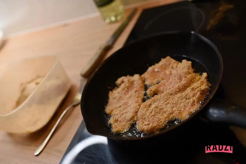 Zastosowanie tego triku sprawi, że smażenie stanie się przyjemniejsze Schabowe kotlety